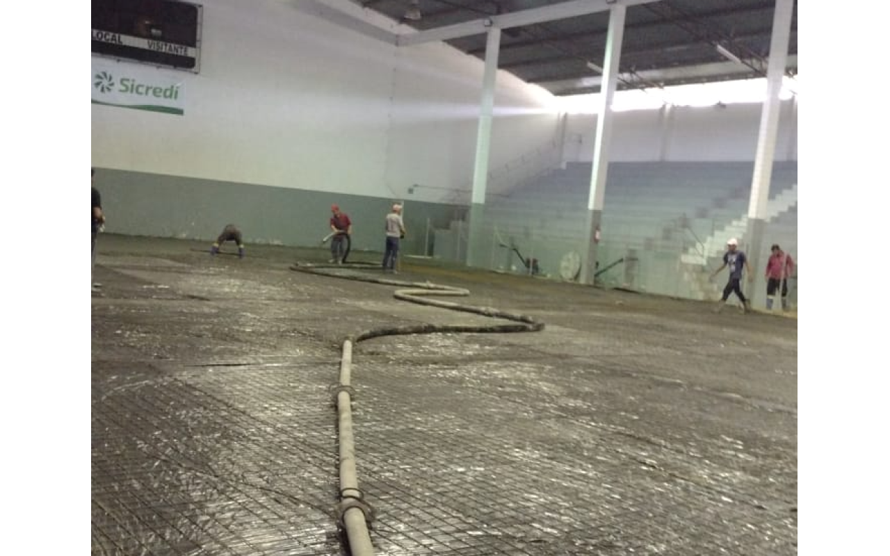 Reforma da quadra do ginásio municipal de Imbuia recebe concretagem e pintura