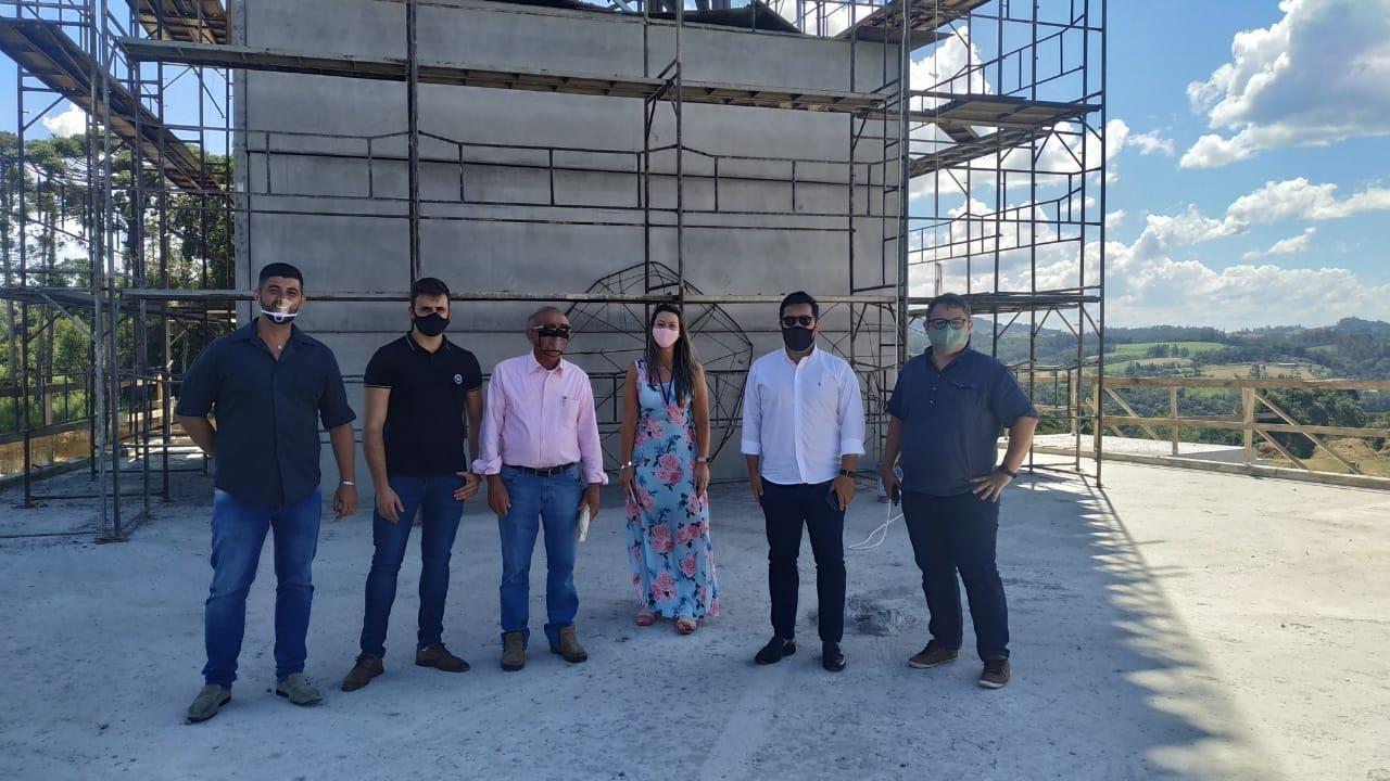Representantes da Santur visitam Ituporanga sinalizam entusiasmo do Estado na construção do Santuário de Nossa Senhora de Lourdes e do Louvor