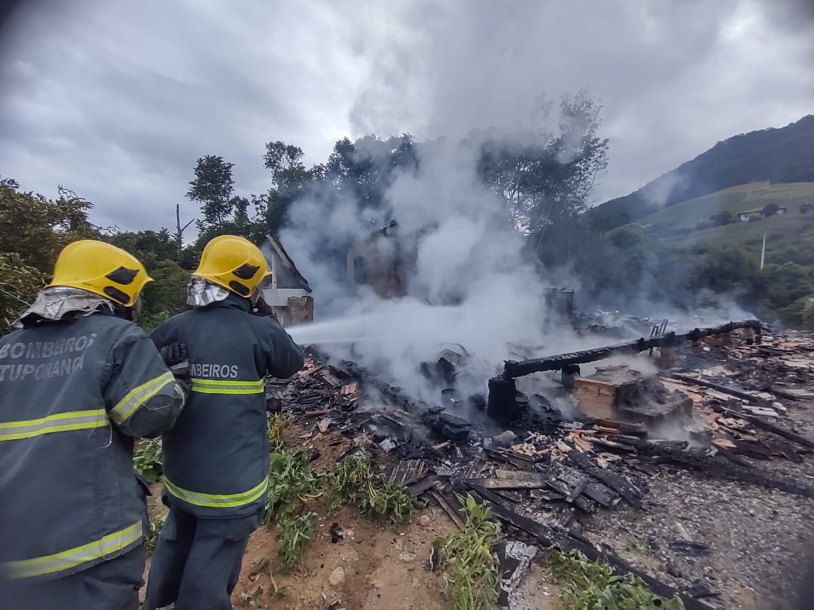 Residência de madeira é destruída por incêndio em Leoberto Leal