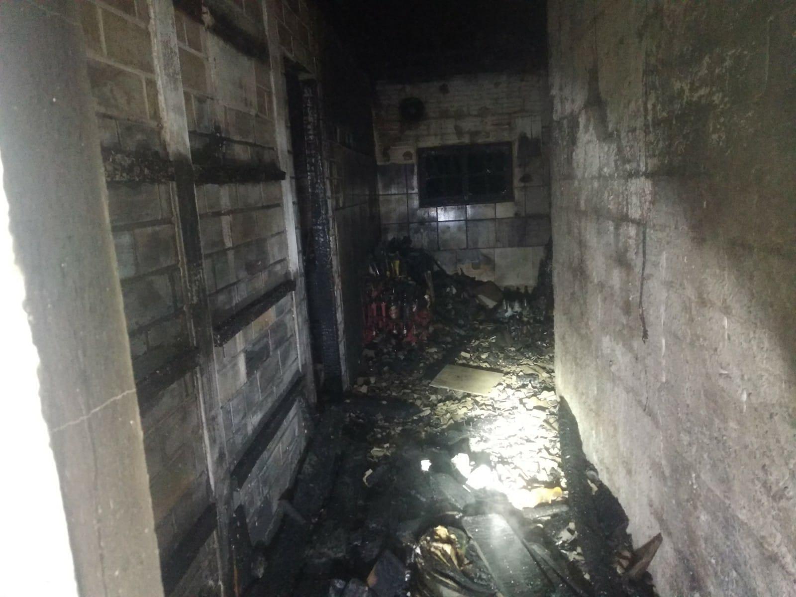 Residência é atingida por incêndio em imbuia 