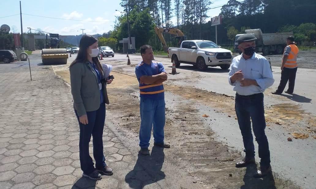 Retomadas obras de recapeamento da Avenida Brasil, próximo ao Portal de Ituporanga