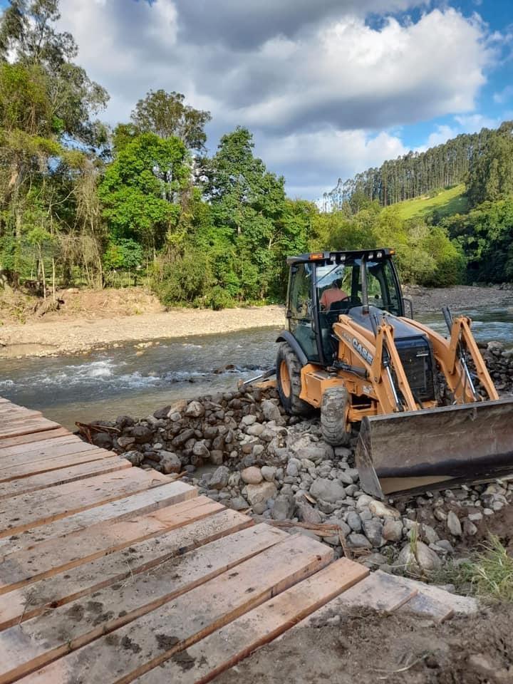 Secretaria de Obras de Alfredo Wagner segue com trabalhos intensificados nas estradas do Interior