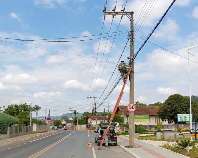 Rio do Sul amplia operação para retirada de fios soltos e cabos irregulares