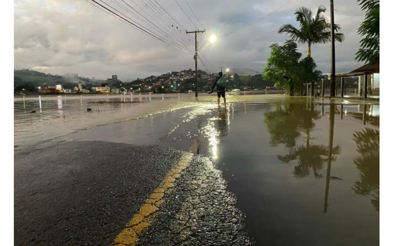 Rio do Sul enfrenta situação de enchente e Itajaí-Açu passa dos 8 metros