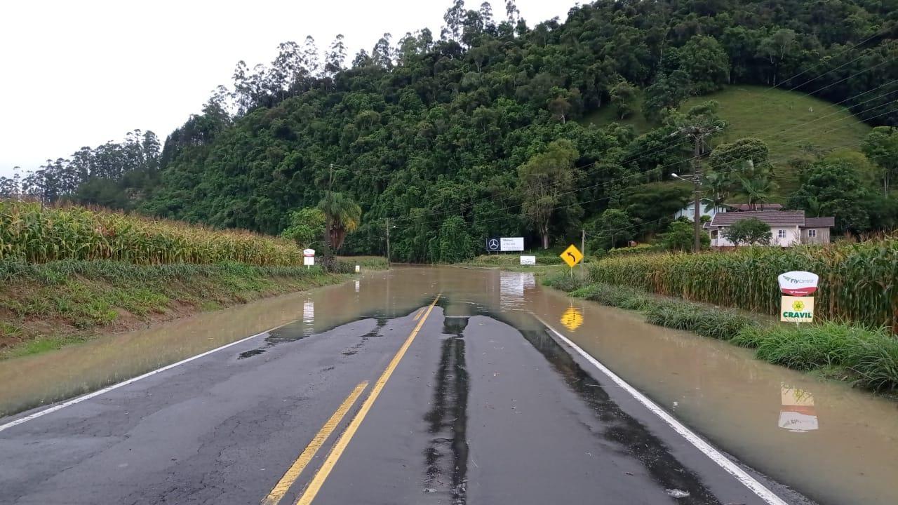Rodovia entre Ituporanga e Rio do Sul está interditada por água na pista