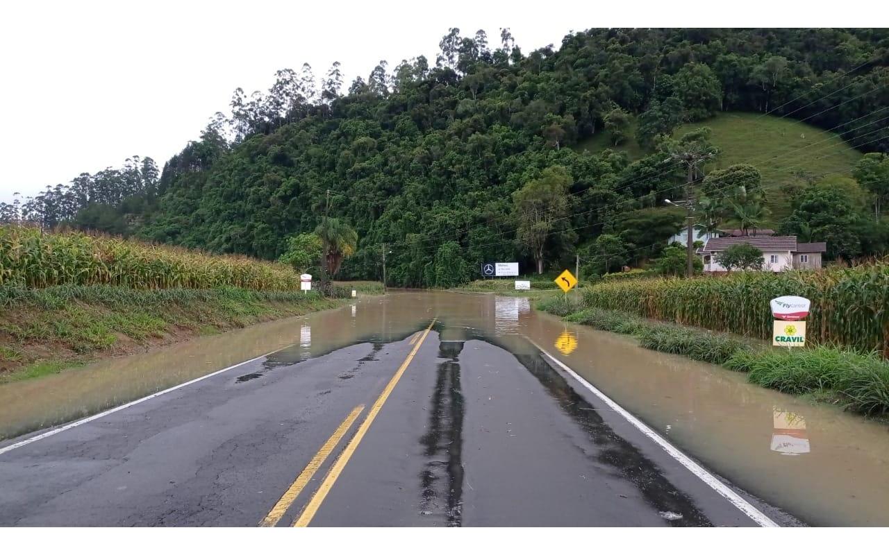 Rodovia entre Ituporanga e Rio do Sul está interditada por água na pista