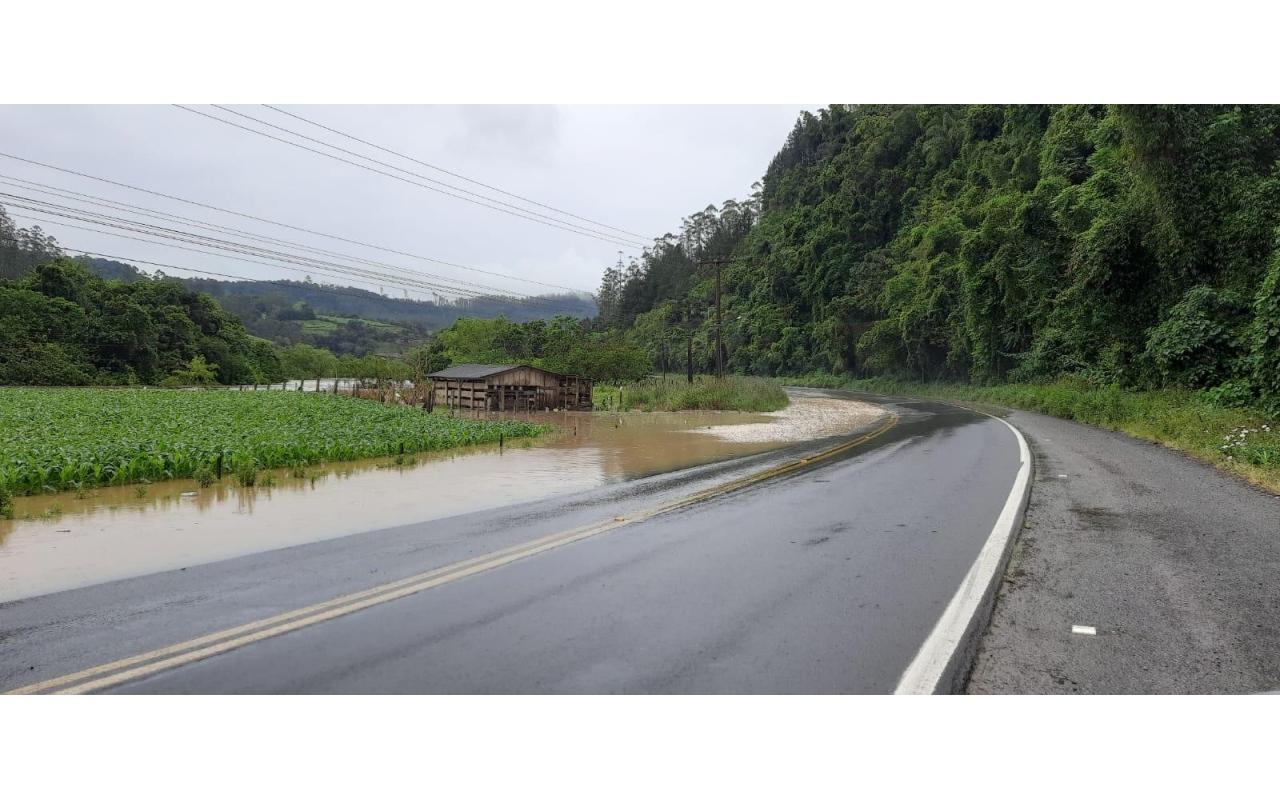 Rodovia SC-350 entre Ituporanga e Rio do Sul já registra alagamentos