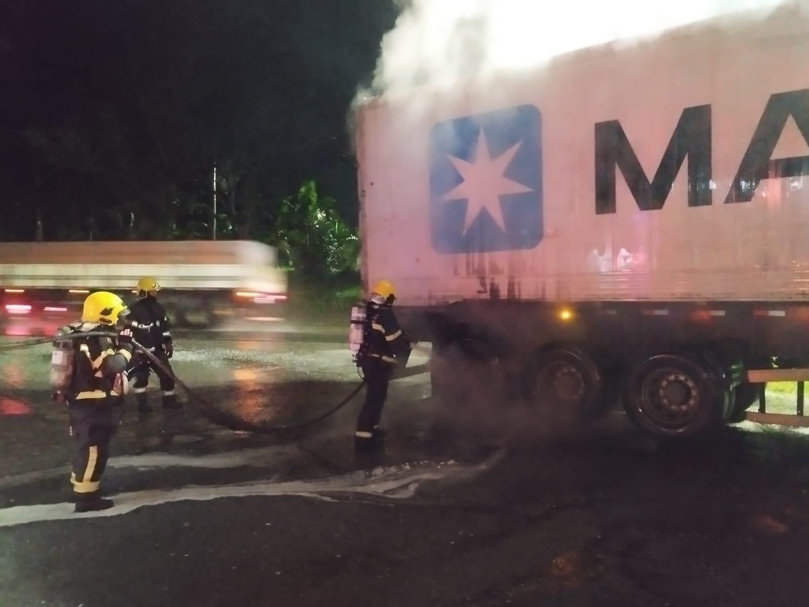 Rolamento travado provoca princípio de incêndio em carreta na BR-470