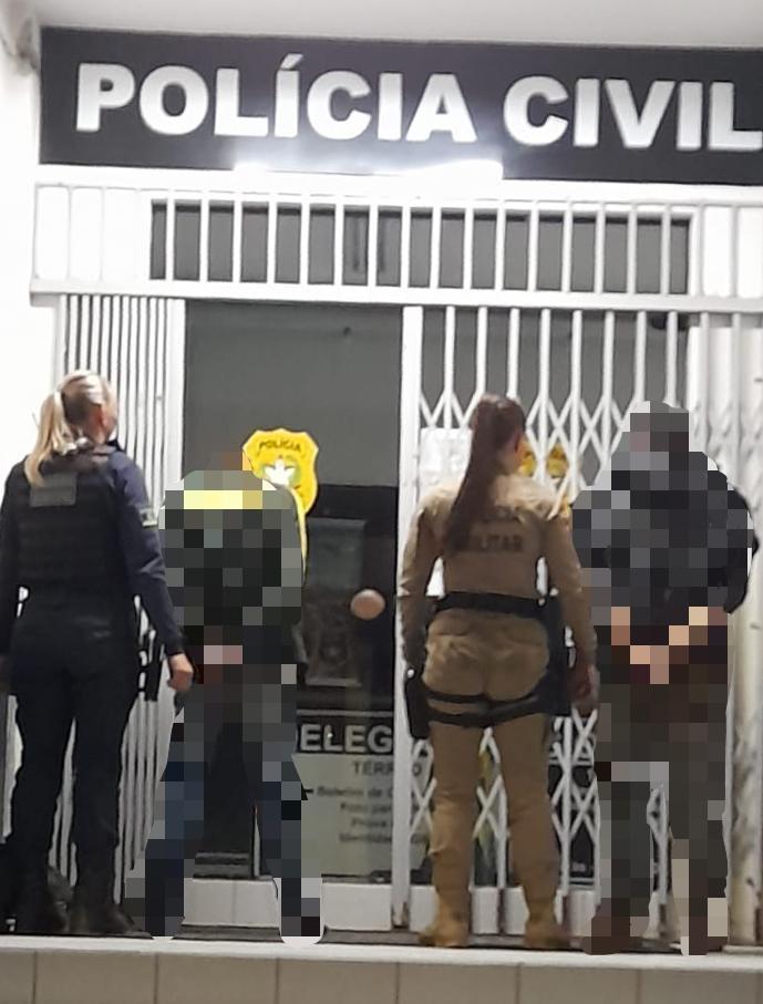  ROUBO: Dois jovens foram presos após render motorista e roubar carro 