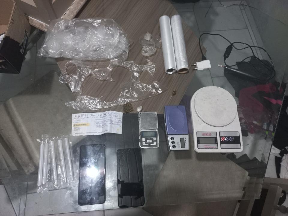 Roubo leva à apreensão de drogas, munição e envolvimento de menor no Alto Vale