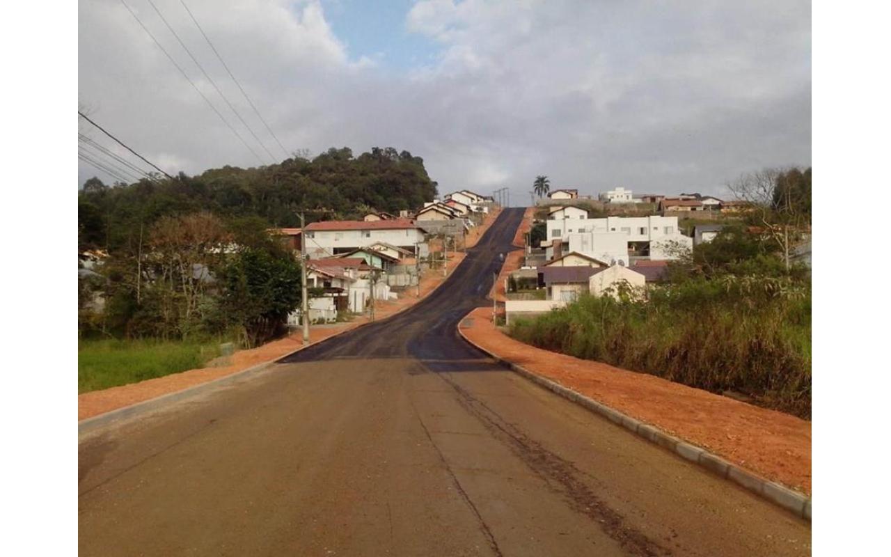 Rua Hugo Haverroth começa a receber asfalto em Ituporanga