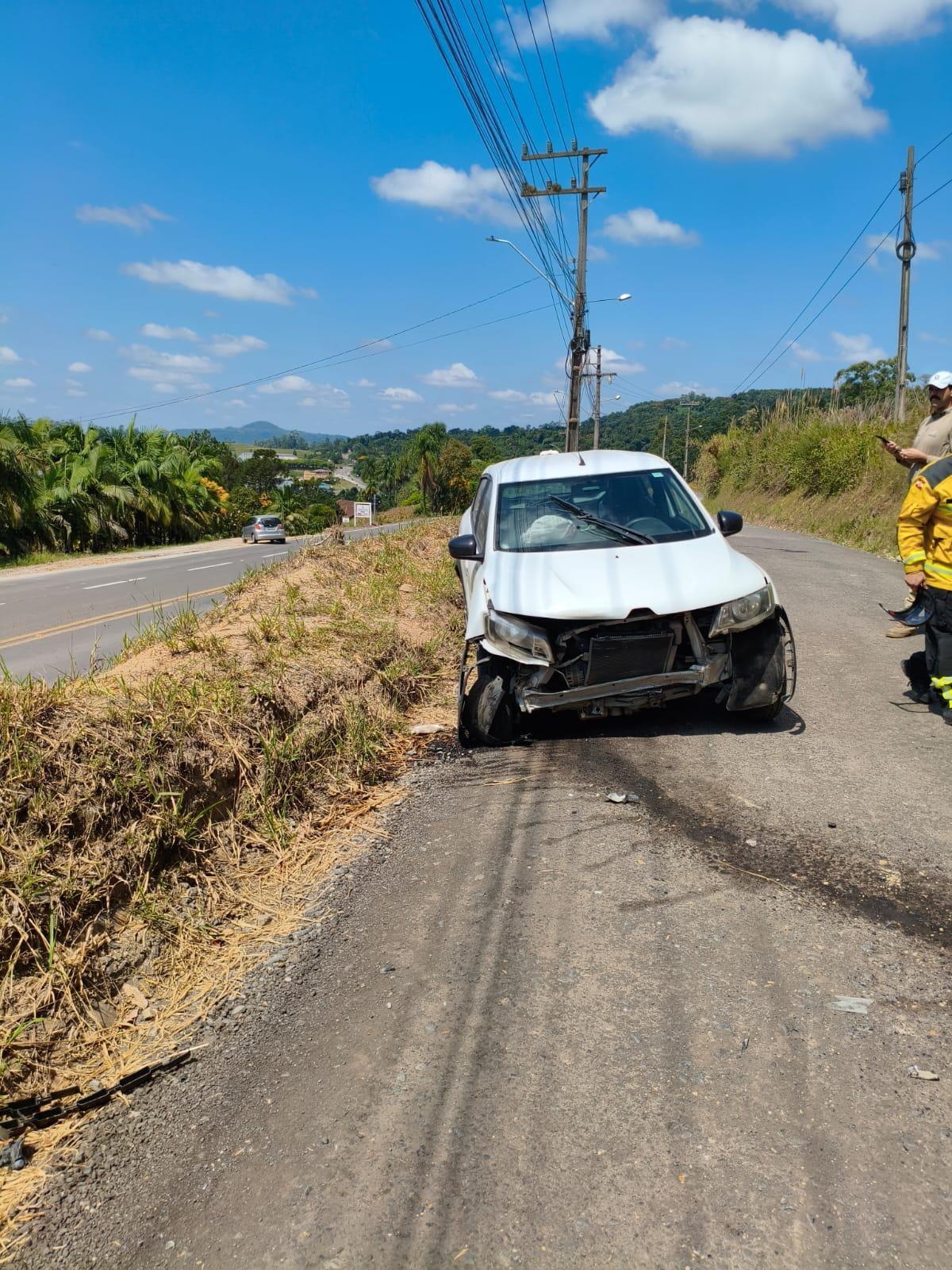 Saída de pista deixa quatro feridos na SC-114 em Taió