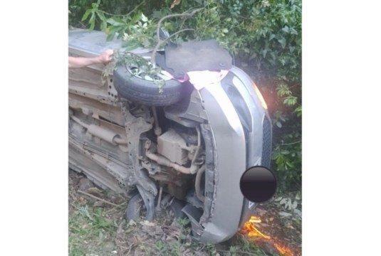 Mulher perde o controle do veículo que sai da pista e capota