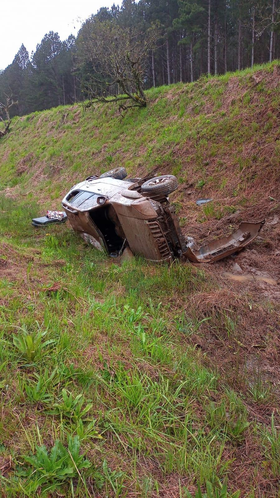 Bombeiros e Samu atende capotamento na BR-282 em Bom Retiro