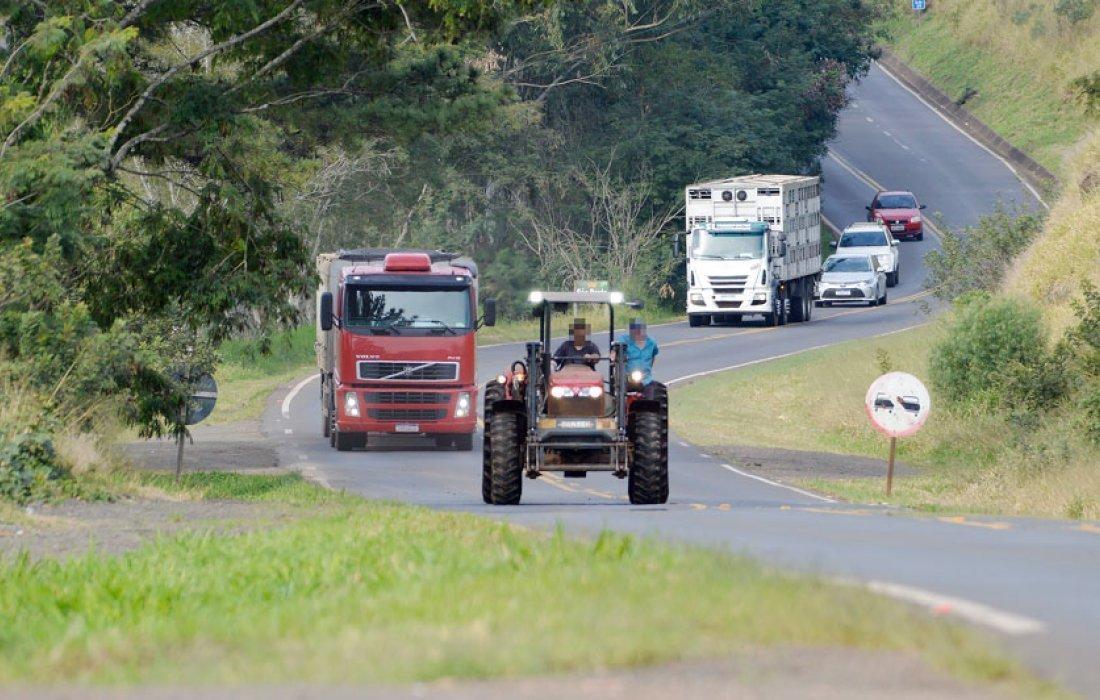 Sancionada lei que disciplina trânsito de máquinas agrícolas nas rodovias estaduais