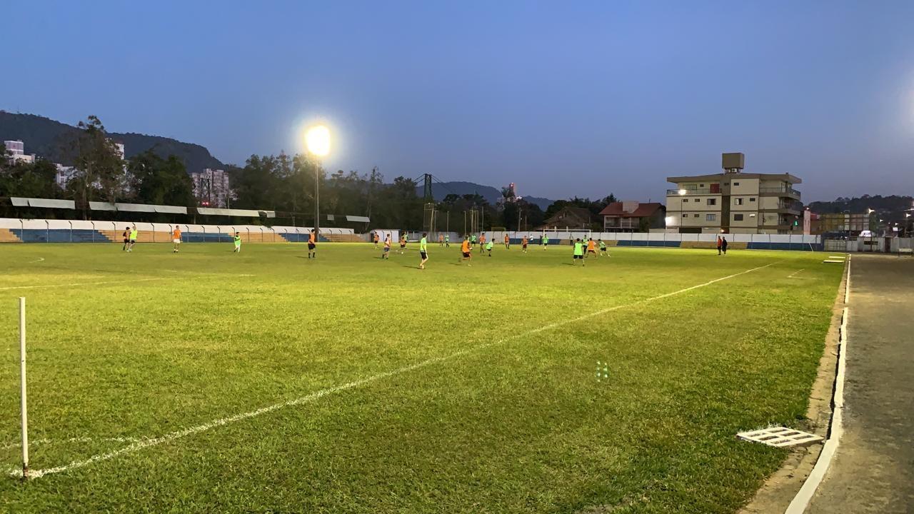 Santa Catarina Clube estreia nova iluminação em jogo noturno em casa