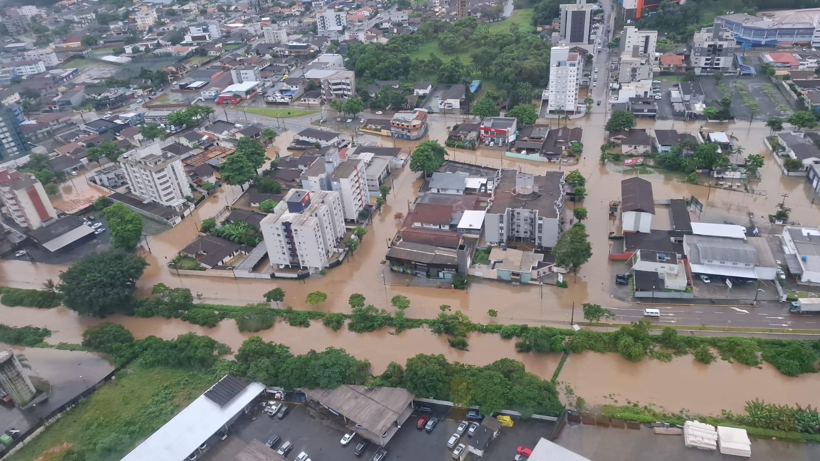 Santa Catarina enfrenta chuva intensa com alagamentos e inundações em diversas regiões