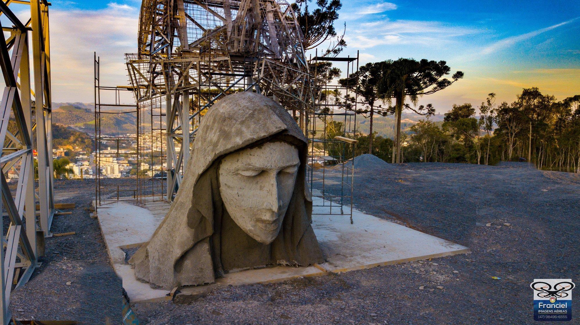 Santuário do Louvor: Estátua de Nossa Senhora de Lourdes começa a ganhar forma, em Ituporanga; VÍDEO