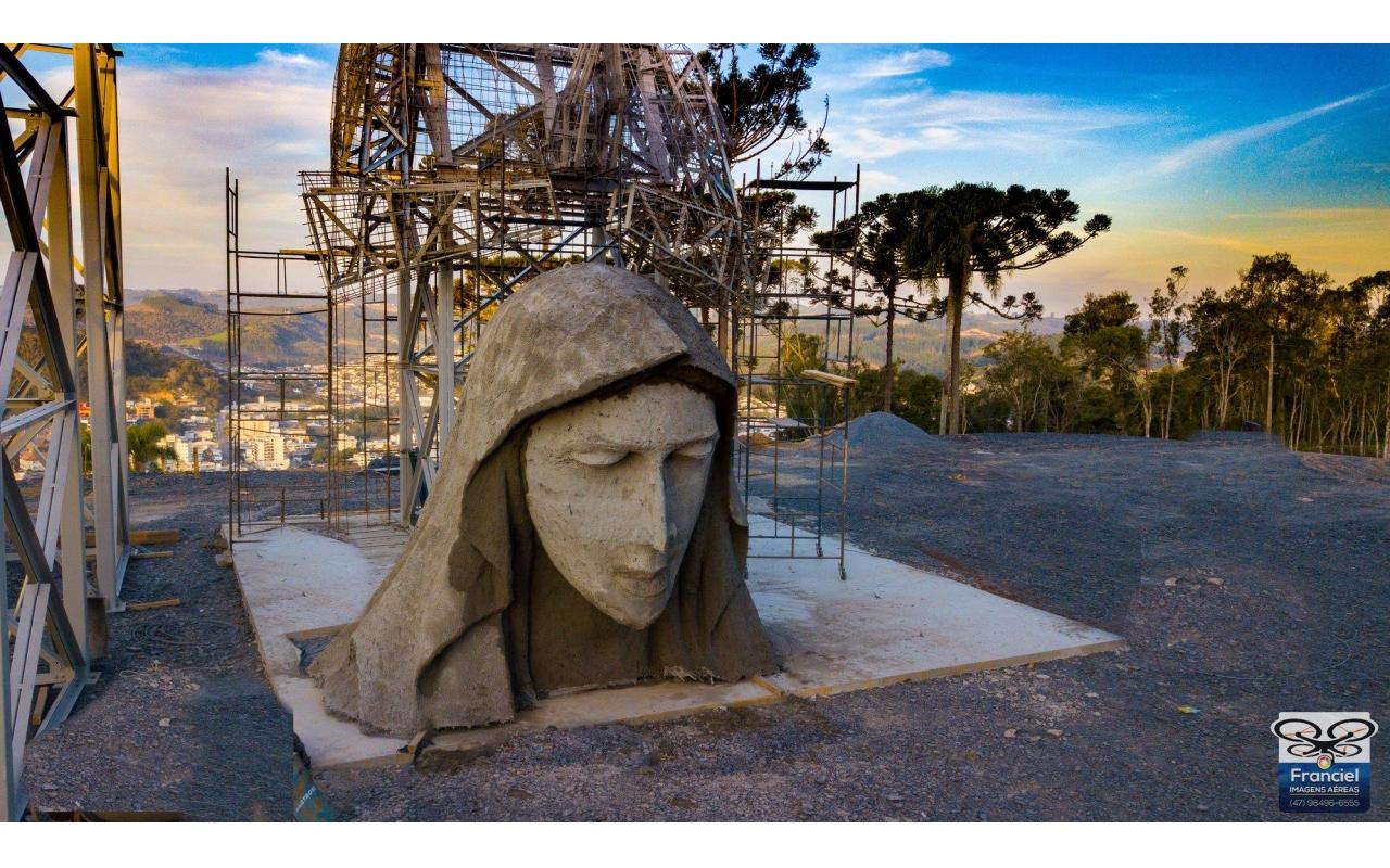 Santuário do Louvor: Estátua de Nossa Senhora de Lourdes começa a ganhar forma, em Ituporanga; VÍDEO