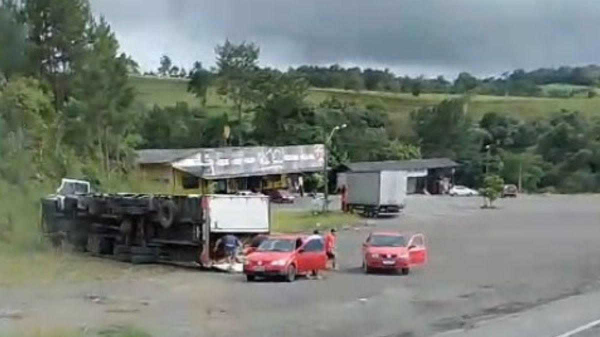 Saqueadores de carga tombada na BR-470 se dão mal em Pouso Redondo