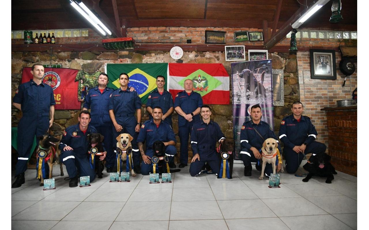 Sargento Marcos Vieira e cadela Luna conquistam certificação para atuar em ocorrências de Busca por Restos Mortais