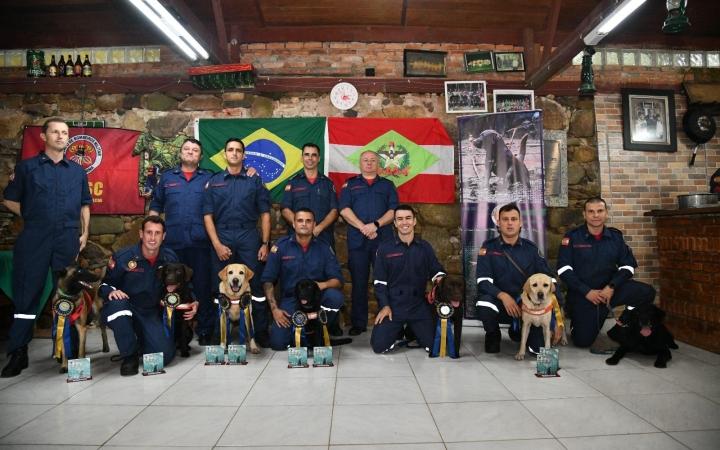 Sargento Marcos Vieira e cadela Luna conquistam certificação para atuar em ocorrências de Busca por Restos Mortais