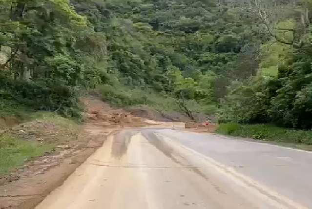 SC-350 em Alfredo Wagner funciona em meia pista no sistema PARE e SIGA