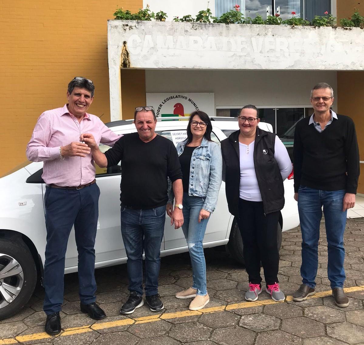 Secretaria de Agricultura de Petrolândia recebe veículo 0km