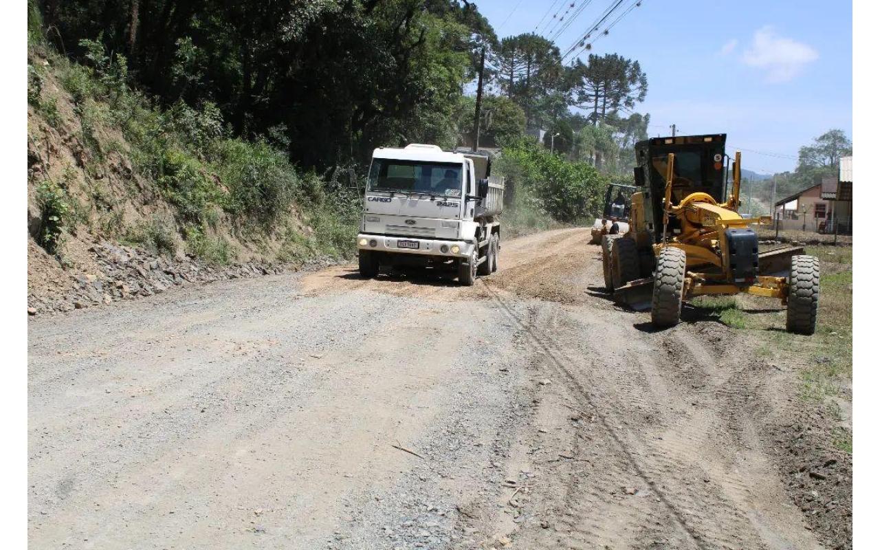 Secretaria de obras de Alfredo Wagner realiza manutenção nas estradas de Rio Demoras, Barrinha e Barro Preto