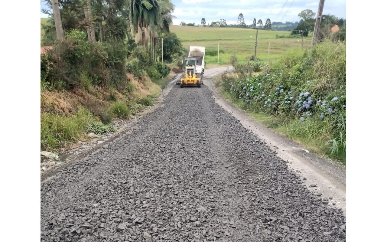 Secretaria de Obras de Atalanta trabalha na manutenção das estradas após as chuvas