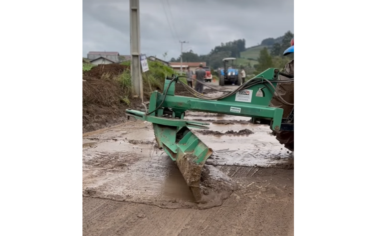 Secretaria de Obras de Chapadão do Lageado intensifica trabalho de recuperação das estradas após fortes chuvas