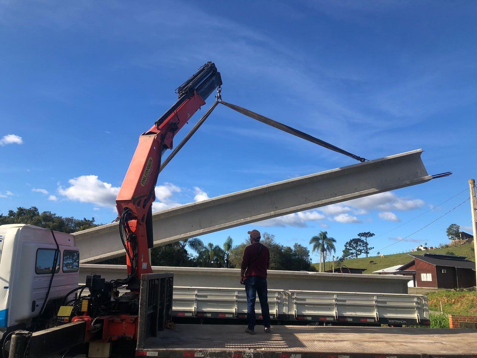 Secretaria de Obras de Petrolândia recebe vigas para alargar pontes