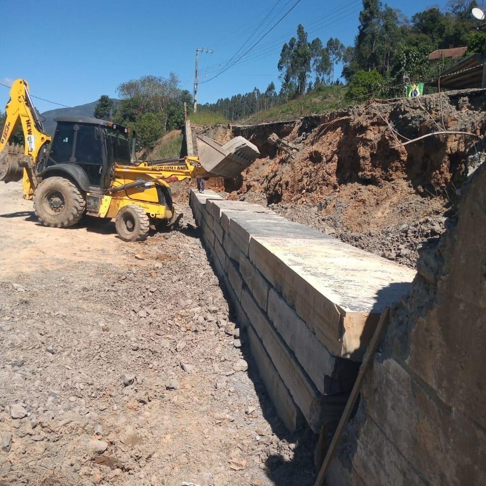 Secretaria de Obras de Petrolândia trabalha na recuperação do muro no estádio municipal