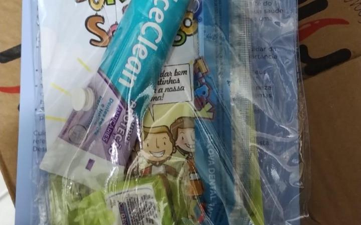 Secretaria de Saúde de Aurora distribui kits odontológicos para crianças da rede estadual e municipal