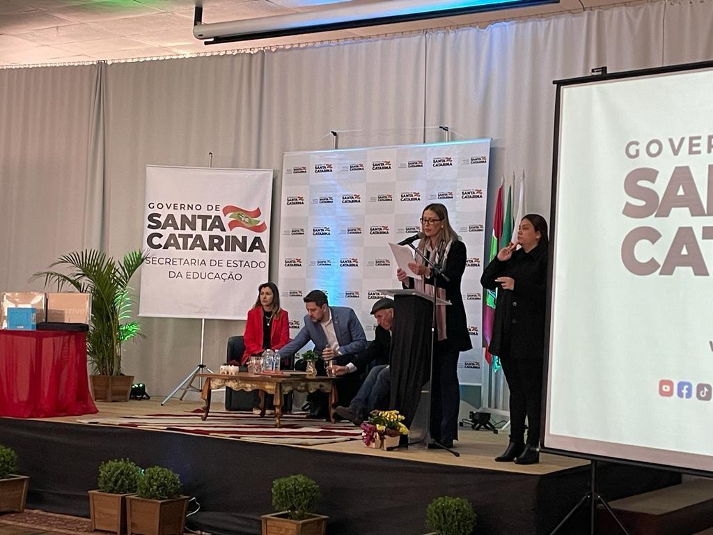 Secretário de estado da educação realiza entrega de notebooks em Ituporanga