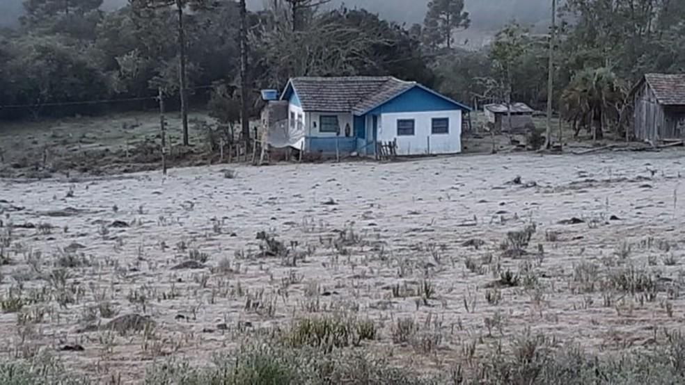 Segunda-feira começa com geada na Serra catarinense; FOTOS