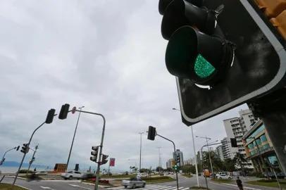 Semáforos ficam intermitentes durante obras em ruas no centro de Ituporanga