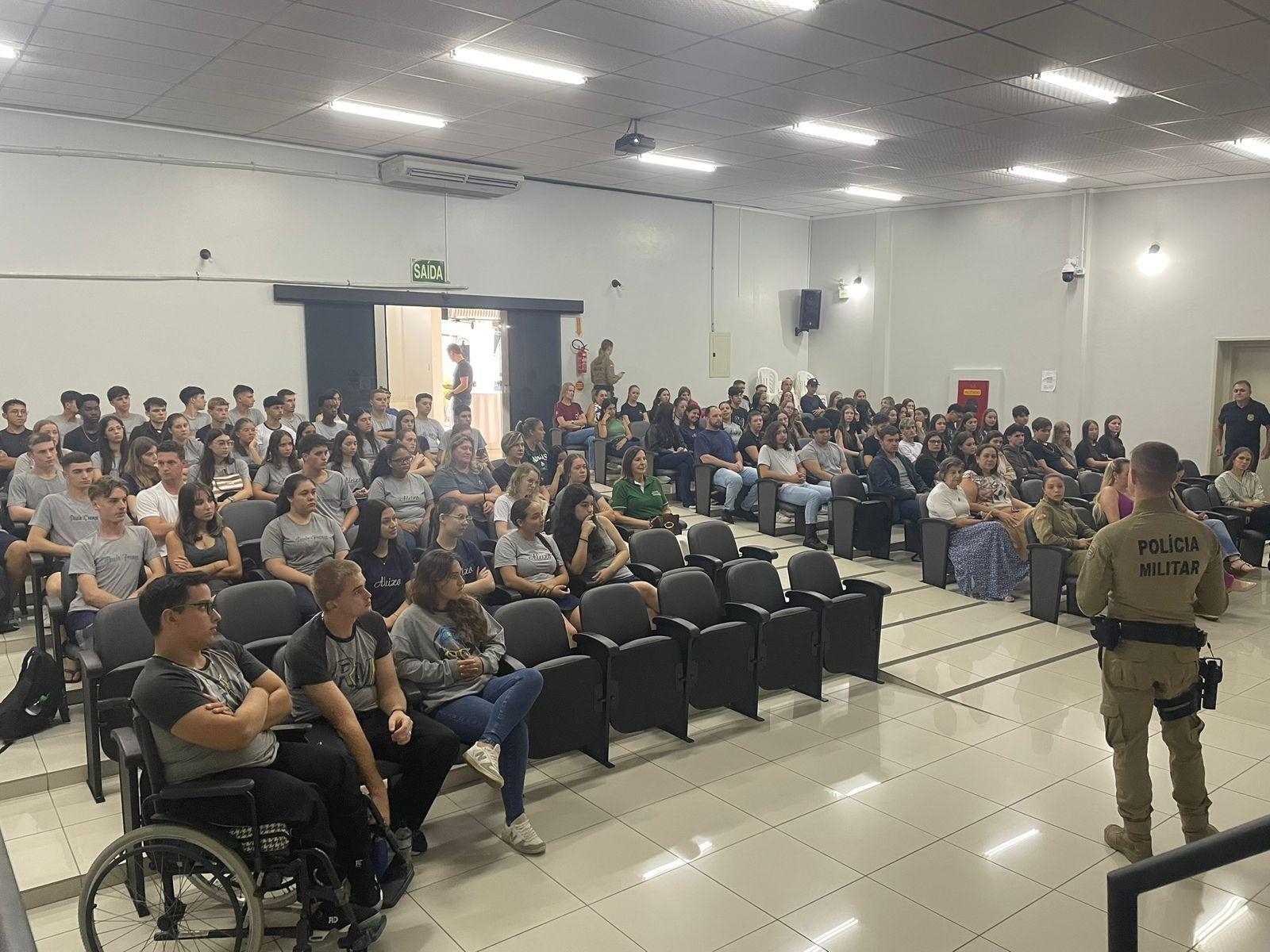 Seminário “Preparação para a Vida” reúne cerca de 300 estudantes em Ituporanga