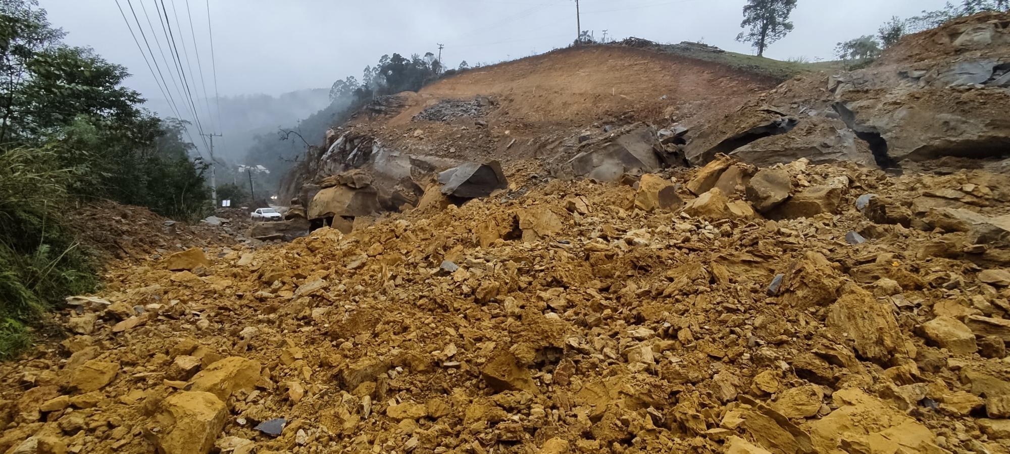 Serra da Águas Negras em Ituporanga será bloqueada na terça feira para detonação de rochas