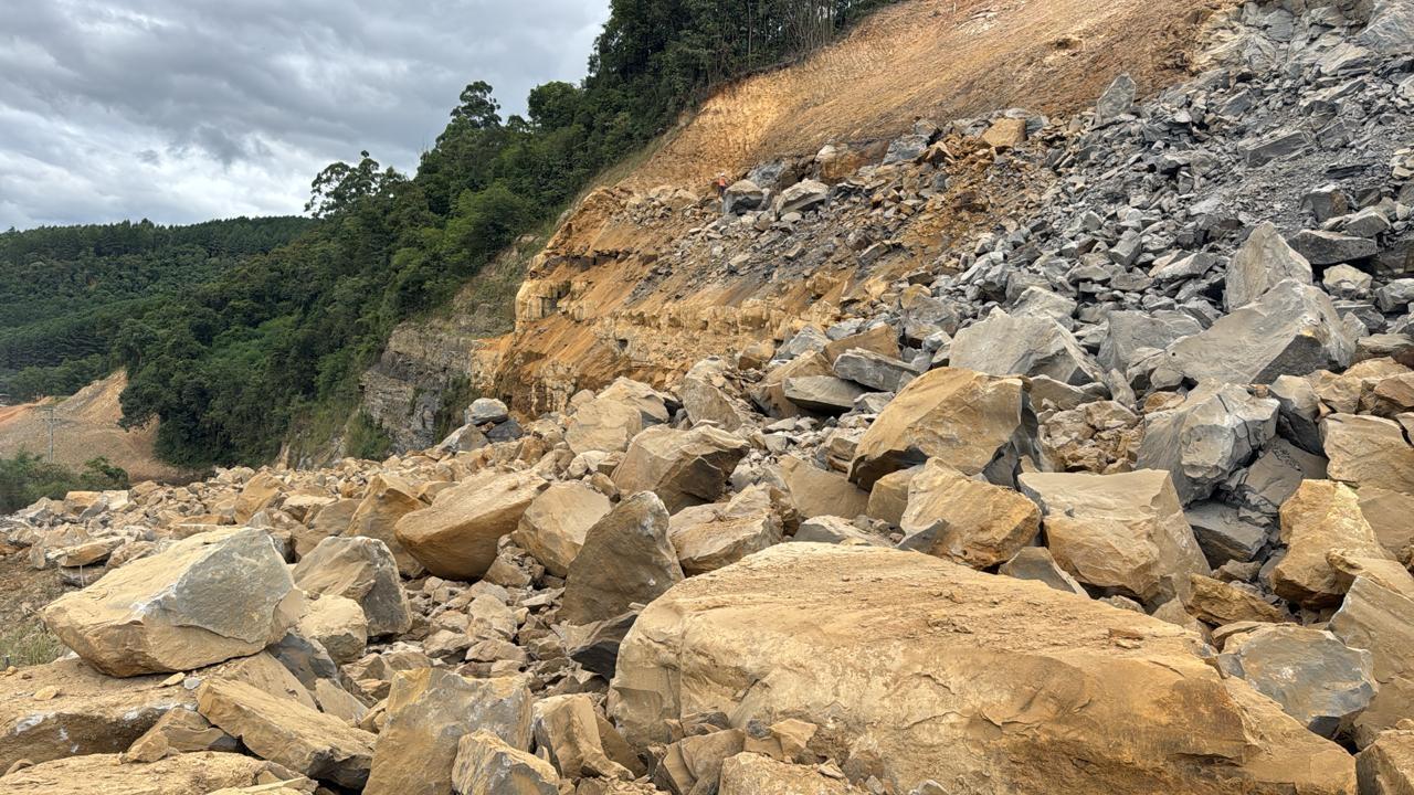 Serra de Águas Negras é interditada para retirada de rochas