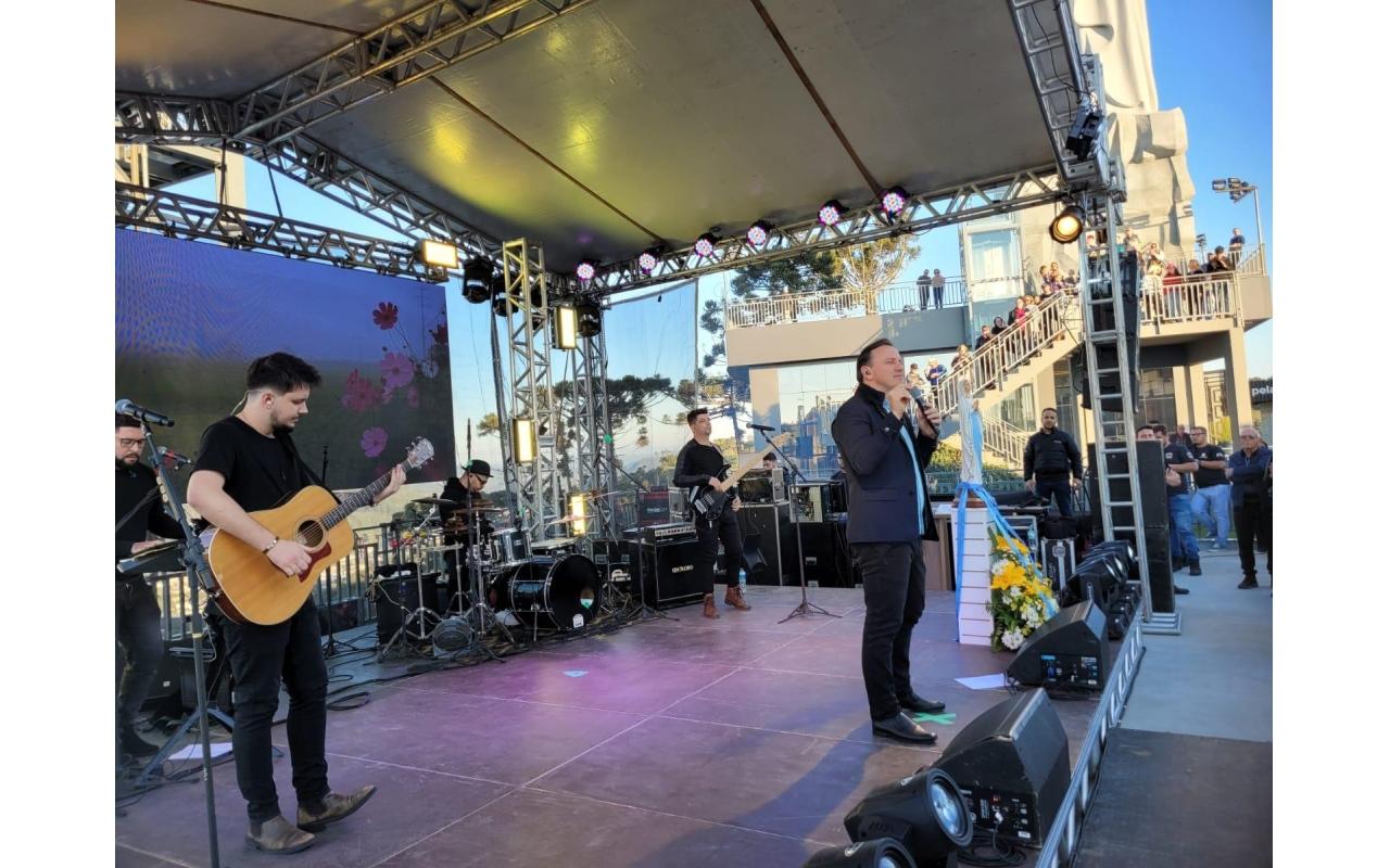 Show com Padre Ezequiel Dal Pozzo encerra as festividades de um ano do Santuário Nossa Senhora de Lourdes e do Louvor