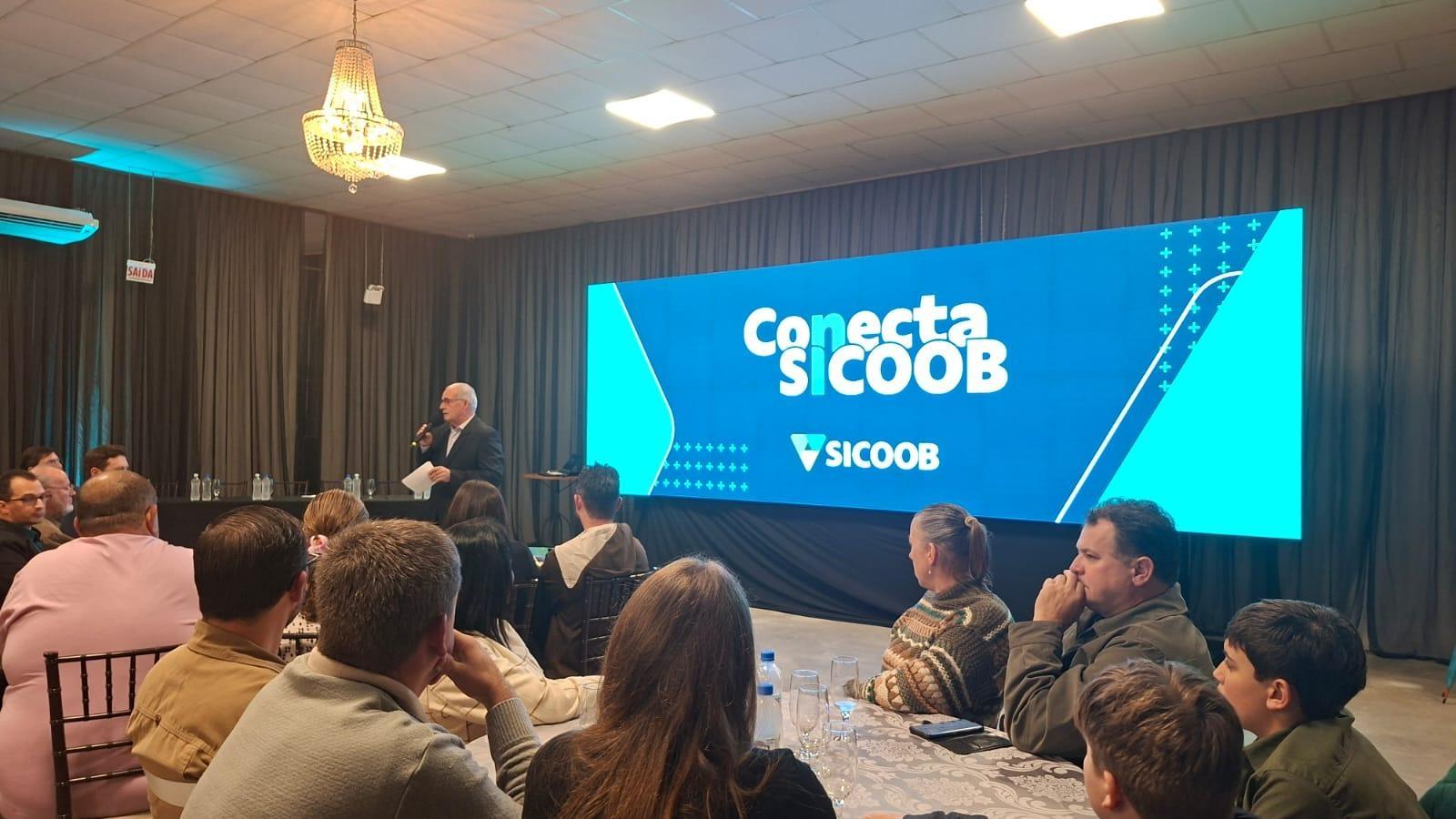 Sicoob Alto Vale comemora 38 anos e entrega carro elétrico a cooperado