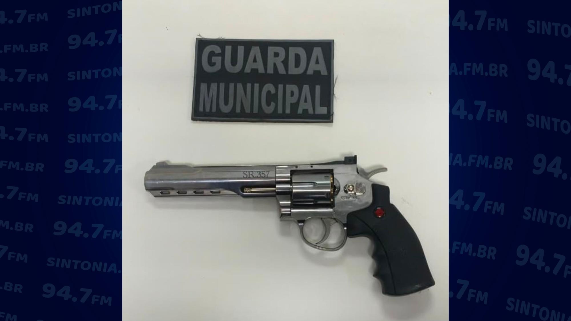 Simulacro de arma de fogo é encontrado em carro