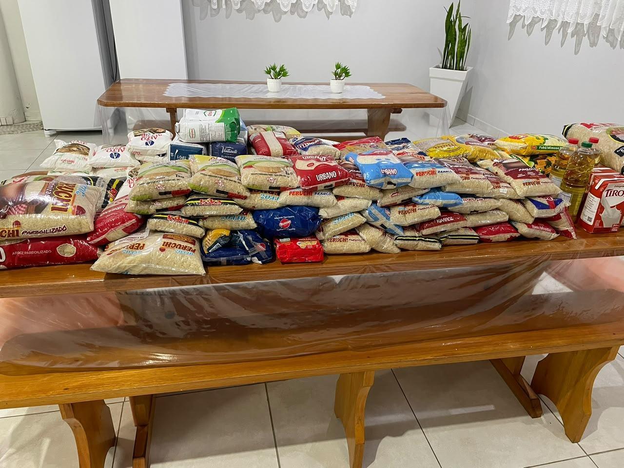 Sintonia FM entrega mais de 150 kg de alimentos a entidade de acolhimento em Vidal Ramos