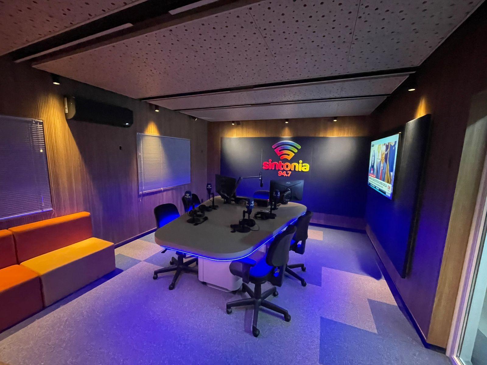 Sintonia FM investe em inovação e lança novo estúdio com alta performance sonora