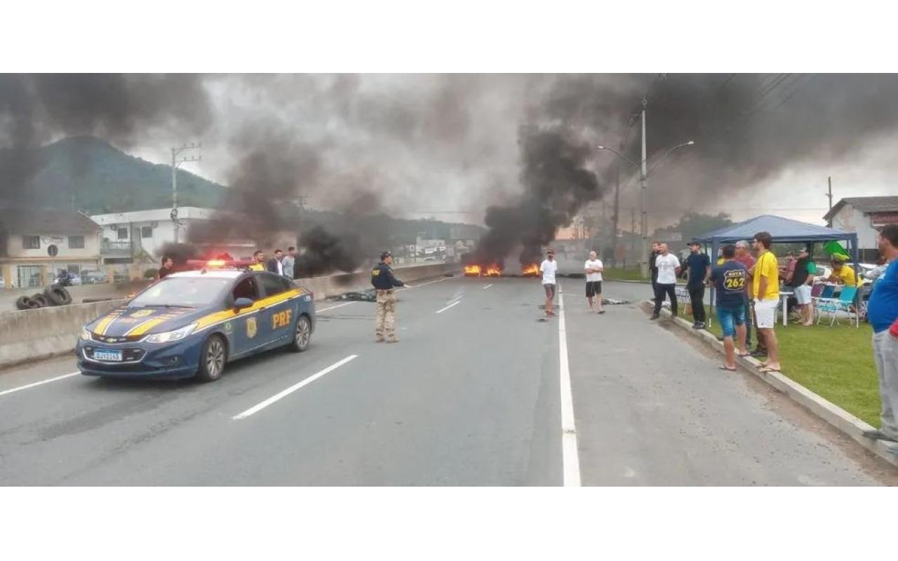 Sobe para 53 o número de bloqueios em rodovias de SC em atos pró-Bolsonaro; veja a lista