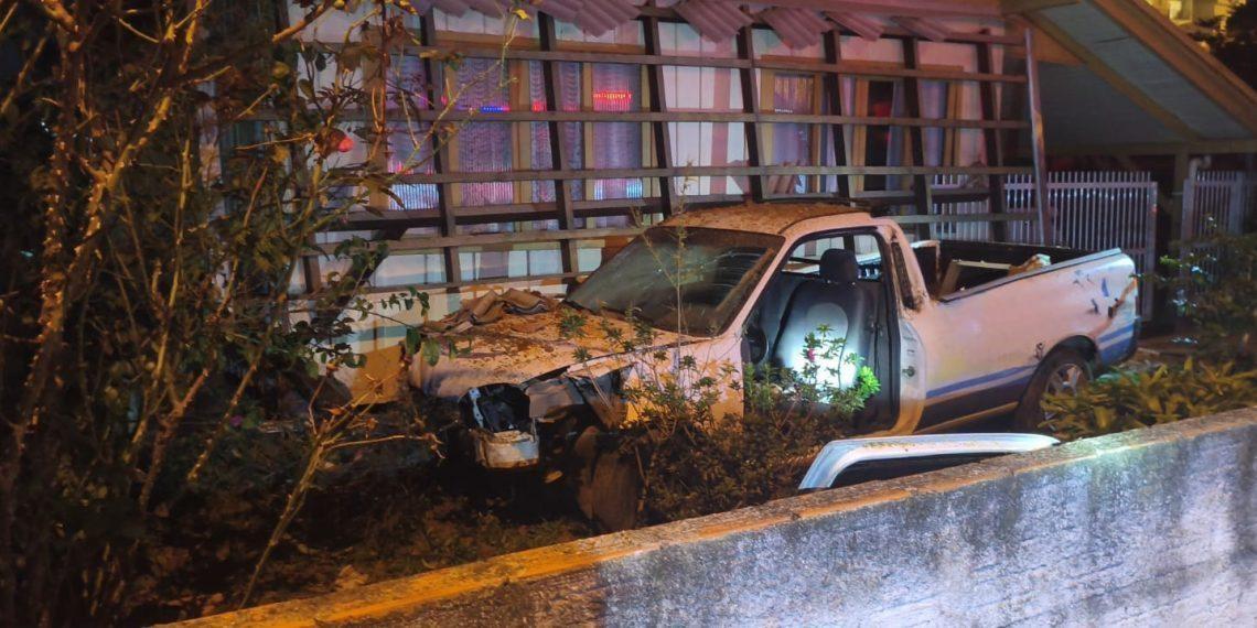 Susto: Carro desgovernado atinge varanda de casa