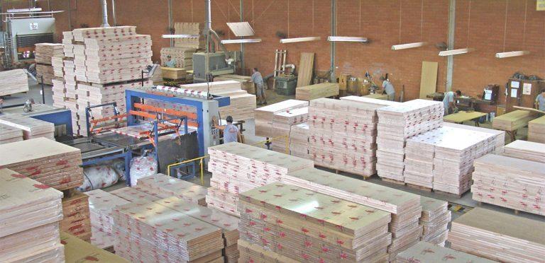 Tarifas dos Estados Unidos preocupam setor madeireiro e já afetam empresas do Alto Vale 