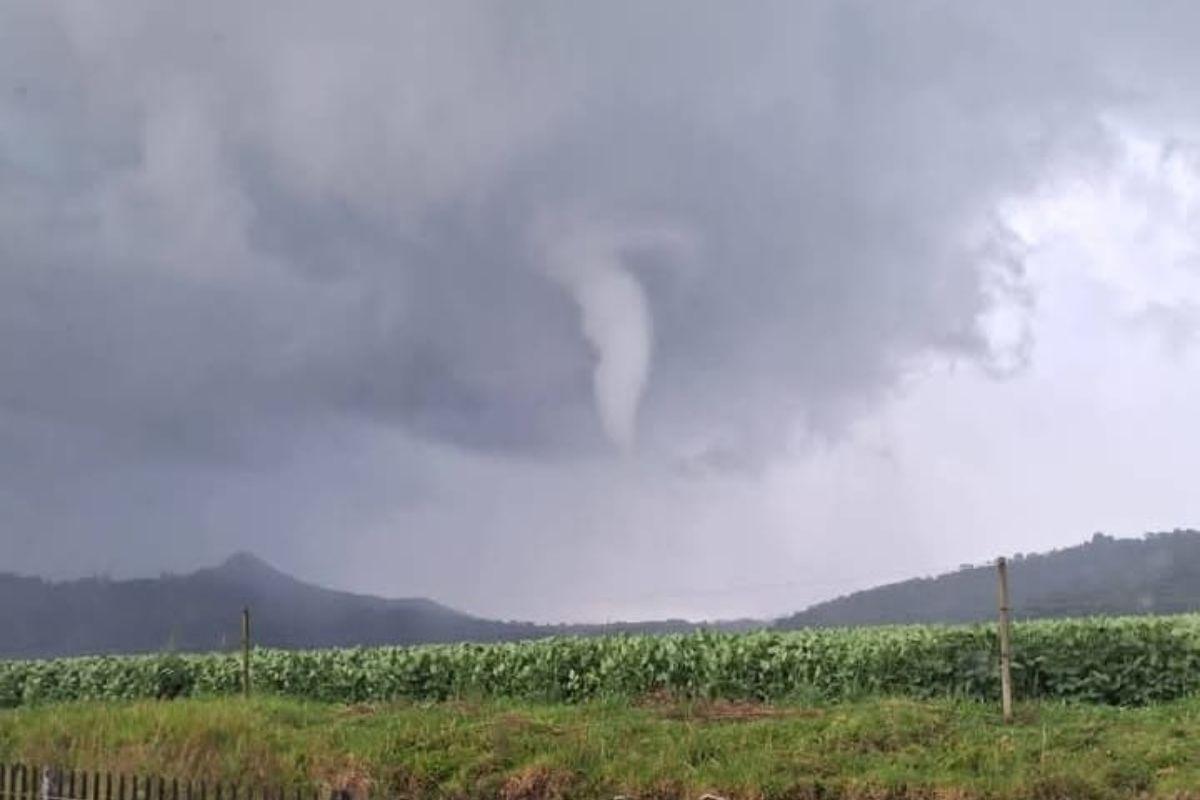 Tempestade rara provoca formação de nuvem funil em Bom Retiro