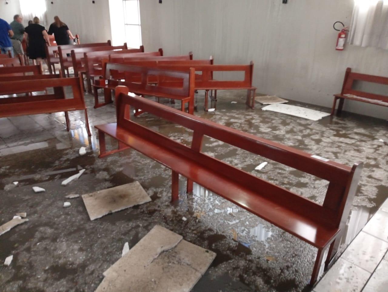 Temporal com granizo causa estragos em Petrolândia, telhado da igreja é arrancado
